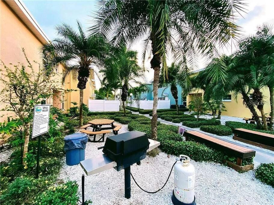 Gulf Coast Gem Private Condo - 2Bed, 1Bath, Sleeps 6, Across The Street From Beach & Gulf, Game Room, Pool Clearwater Beach Exterior foto