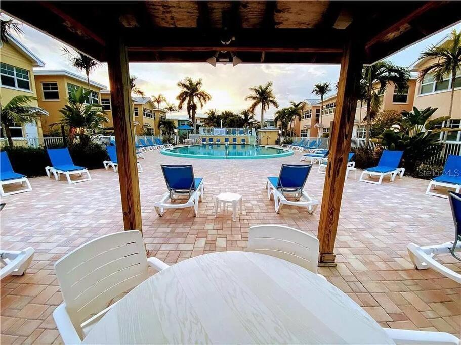 Gulf Coast Gem Private Condo - 2Bed, 1Bath, Sleeps 6, Across The Street From Beach & Gulf, Game Room, Pool Clearwater Beach Exterior foto